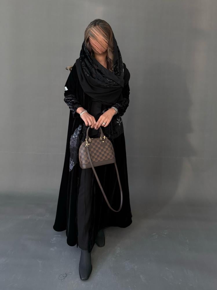 Isle abaya with velvet fabric and a semi-wide cut
