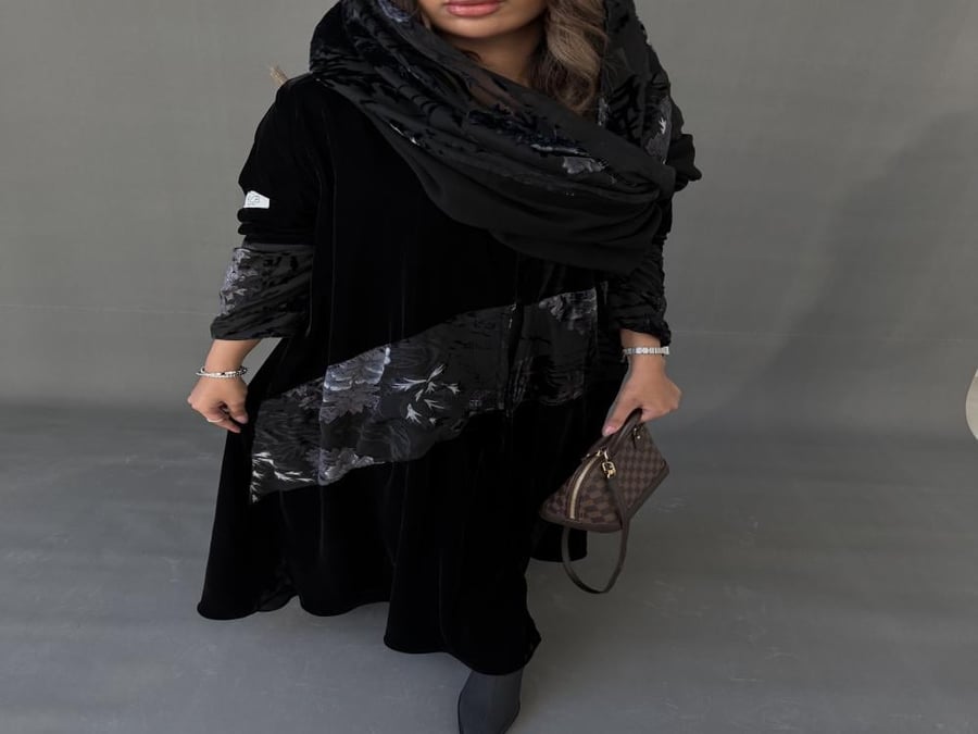 Isle abaya with velvet fabric and a semi-wide cut