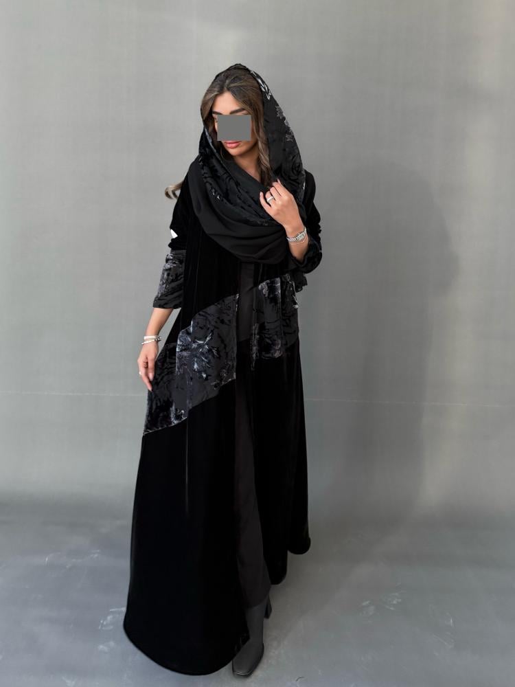 Isle abaya with velvet fabric and a semi-wide cut