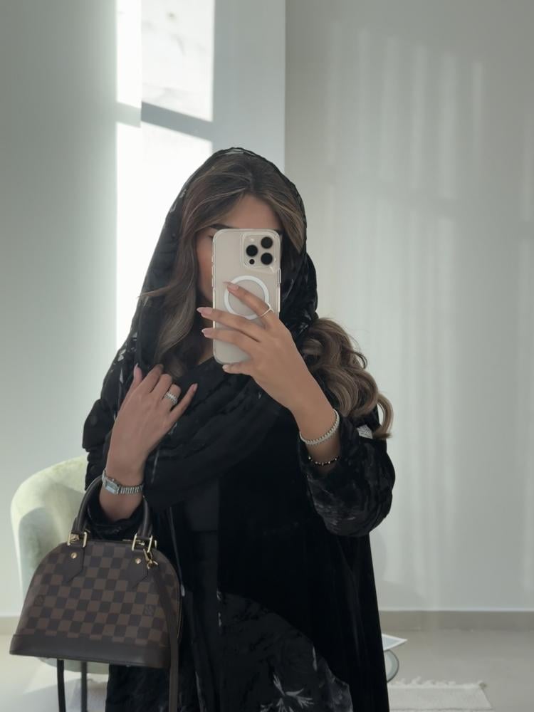 Isle abaya with velvet fabric and a semi-wide cut