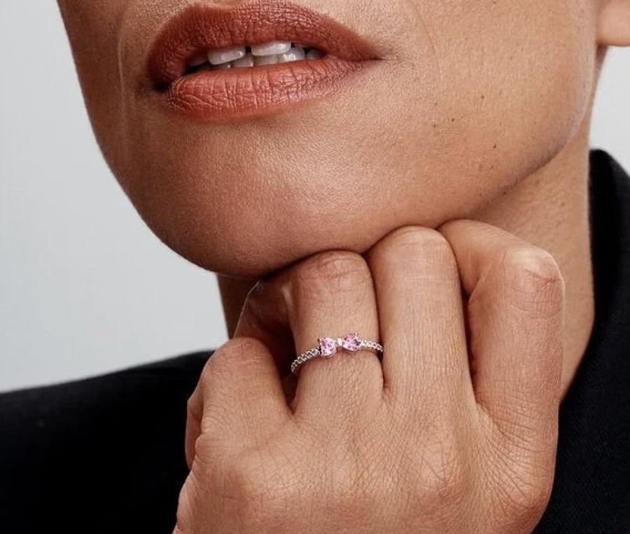 A ring that shines with a shiny knot