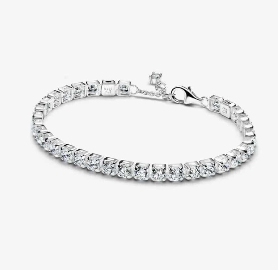 "Tennis" bracelet shines with shine
