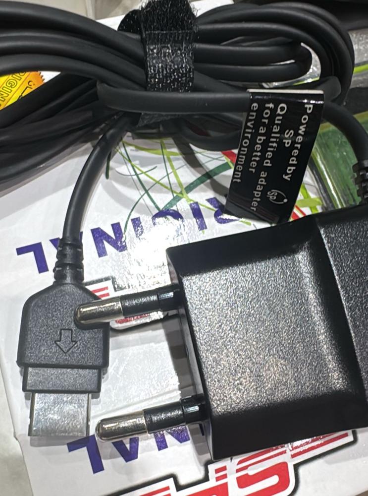 شاحن سامسونج SAM D800 القديم يباع  كـ (مقتنى تراثي / قطعة أنتيك ونوادر) فقط