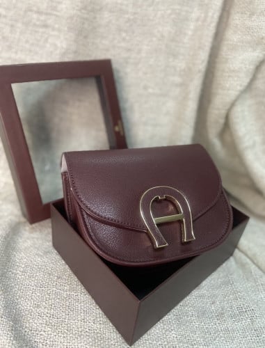 شنطة aigner