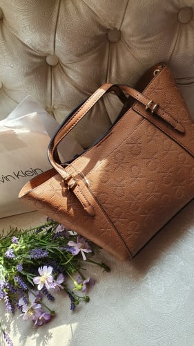 شنطة كالفن كلاين وسط