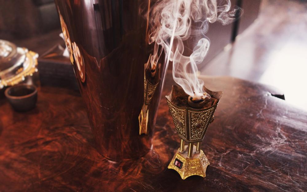 أفضل أنواع البخور الخليجي | دليل شامل لاختيار العود الفاخر في السعودية