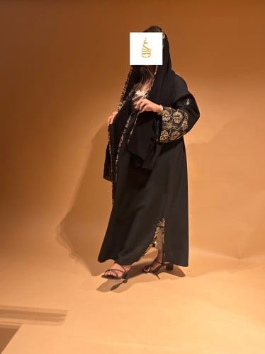 عبايـة اكمام تطريز ذهبي