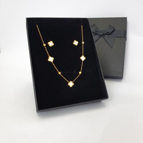 سلسال مع حلق ماركه لونها ثابت مايتغير