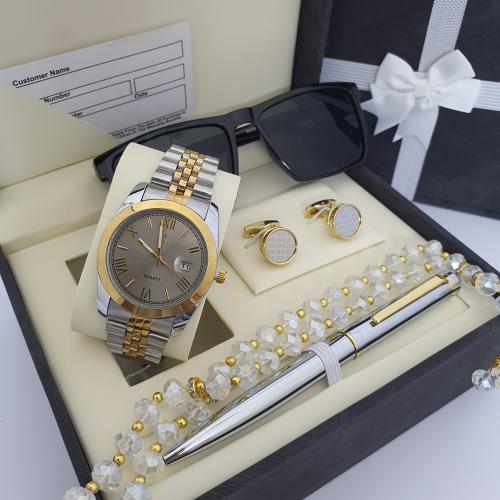 طقم رجالي ماركه اصلي بضمان سنه