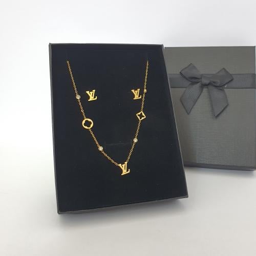 سلسال مع حلق ماركه لونها ثابت مايتغير