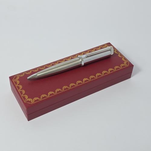 قلم  ماركه بعلبتها