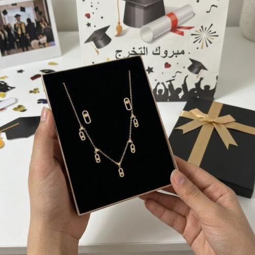 طقم انيق سلسال وحلق ذهبي بتصميم وتغليف هديه لتخرج