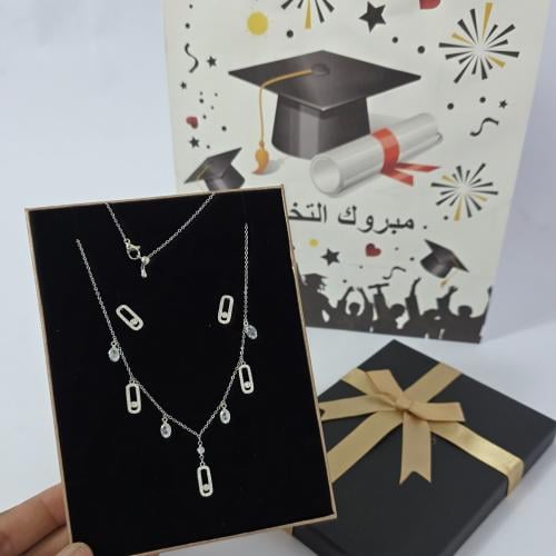 طقم انيق سلسال وحلق فضي بتصميم وتغليف هديه لتخرج