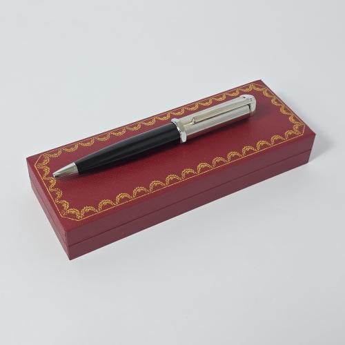 قلم  ماركه بعلبتها