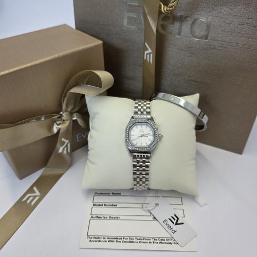 ساعه نسائيه باسوره ماركه اصليه ضمان سنه بملحقاتها