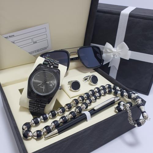 طقم رجالي ماركه اصلي بضمان سنه