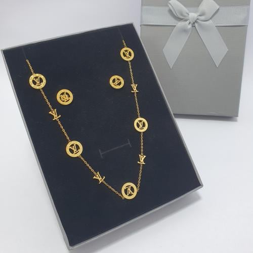 سلسال مع حلق ماركه لونها ثابت مايتغير