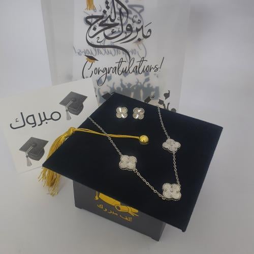 سلسال مع حلق ماركه بملحقات التخرج