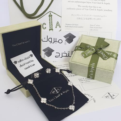 سلسال مع حلق ماركه لونها ثابت مايتغير