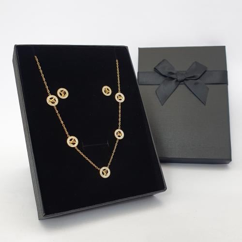 سلسال مع حلق ماركه لونها ثابت مايتغير