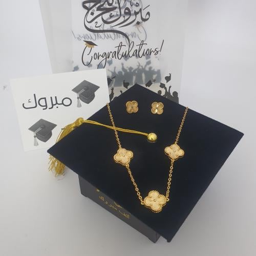سلسال مع حلق ماركه ذهبي بملحقات التخرج