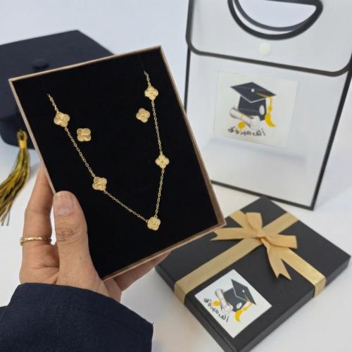 طقم ماركه انيق استيل سلسال وحلق ذهبي بتصميم وتغليف هديه لتخرج