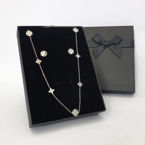 سلسال مع حلق ماركه لونها ثابت مايتغير