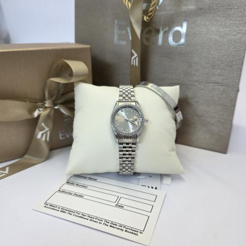 ساعه نسائيه باسوره ماركه اصليه ضمان سنه بملحقاتها