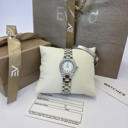 ساعه نسائيه باسوره ماركه اصليه ضمان سنه بملحقاتها