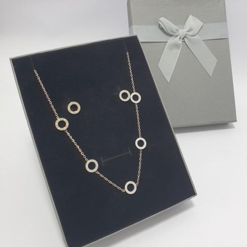 سلسال مع حلق ماركه لونها ثابت مايتغير