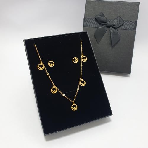 سلسال مع حلق ماركه لونها ثابت مايتغير