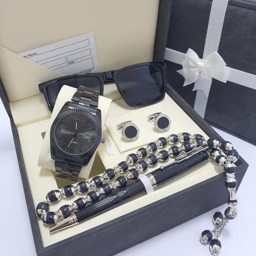 طقم رجالي ماركه اصلي بضمان سنه