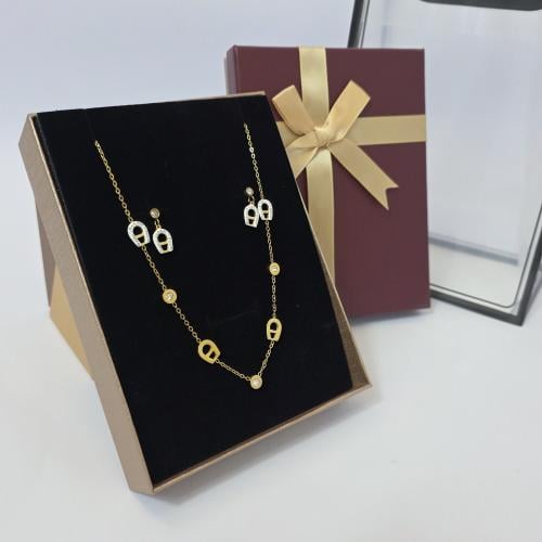 طقم ماركه استيل سلسال وحلق ذهبي لون مايتغير