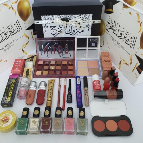 بوكس مكياج للخريجات عام 2025