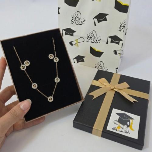 طقم ماركه انيق استيل سلسال وحلق ذهبي بتصميم وتغليف هديه لتخرج