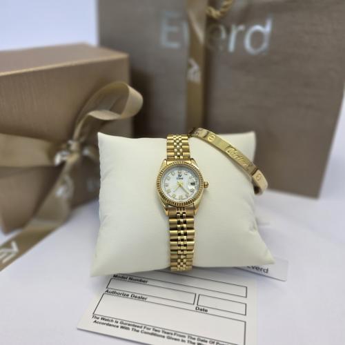 ساعه نسائيه باسوره ماركه اصليه ضمان سنه بملحقاتها