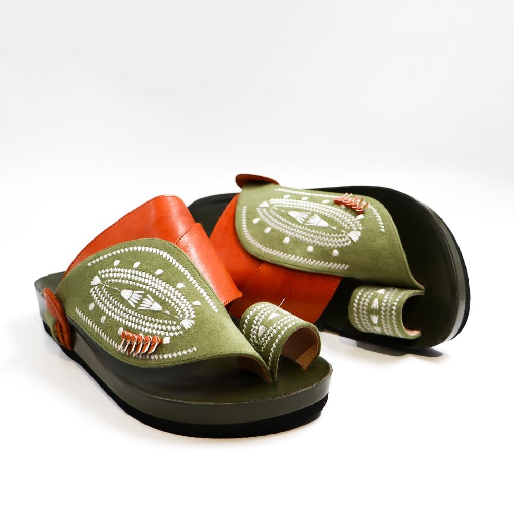 حذاء شرقي طبي مخمل زيتي مطرز