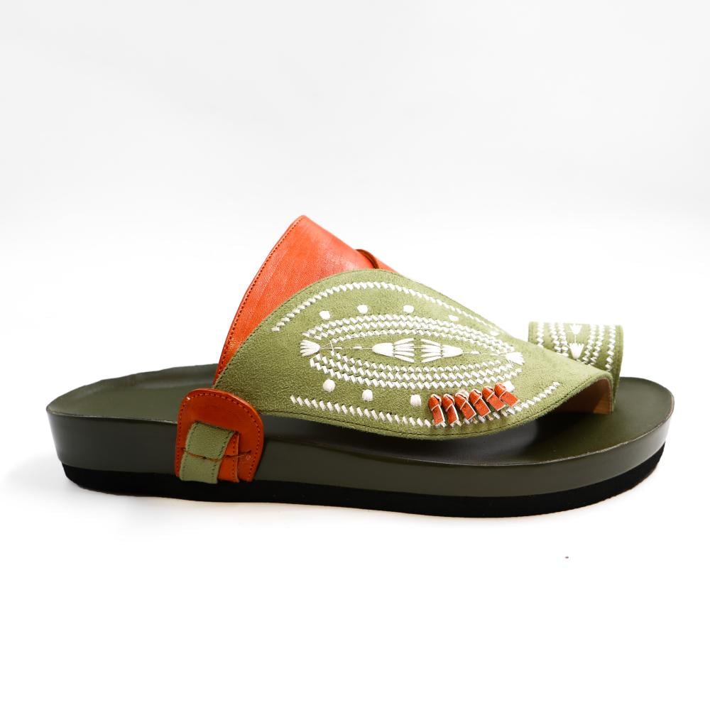 حذاء شرقي طبي مخمل زيتي مطرز