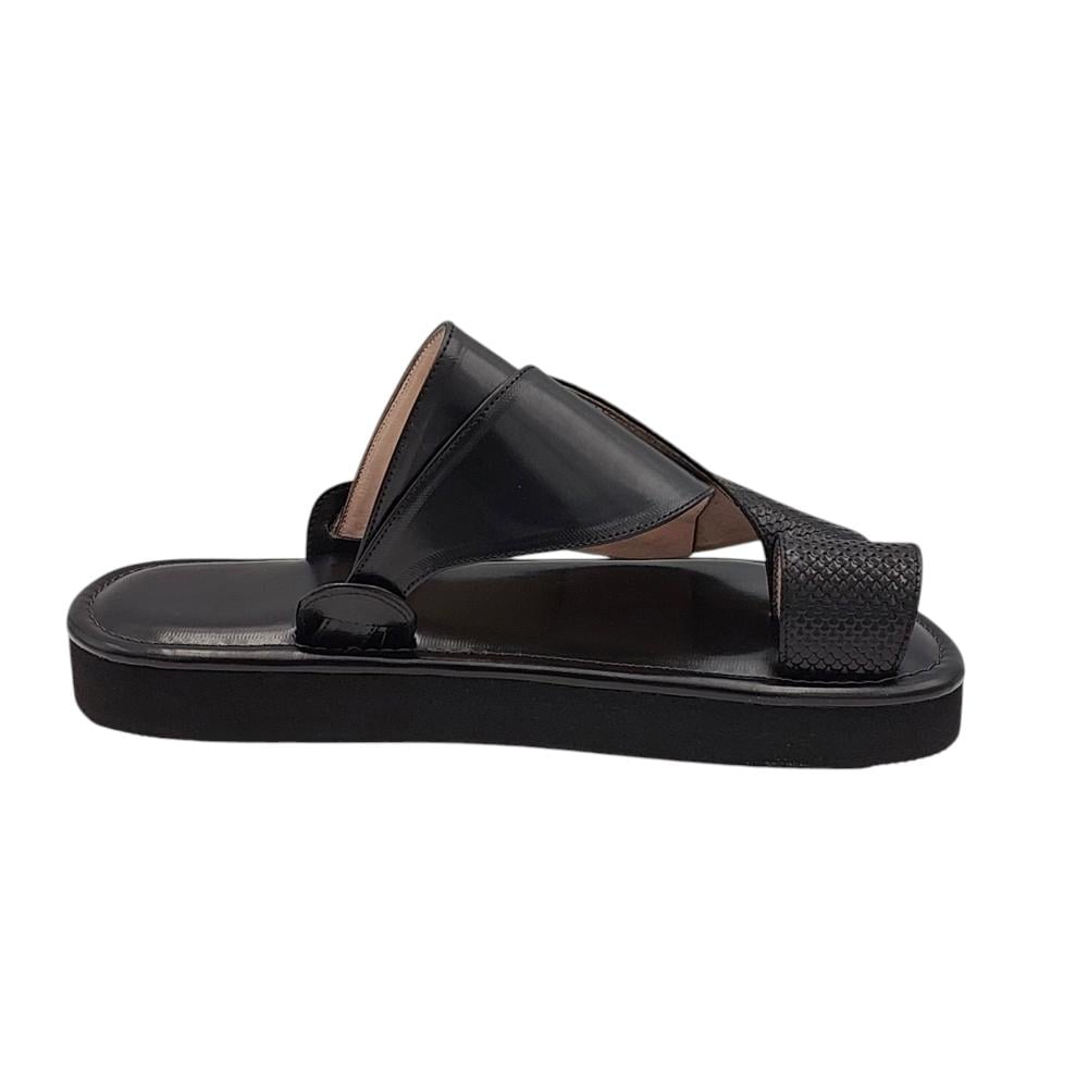 حذاء شرقي اسود مرتفع.