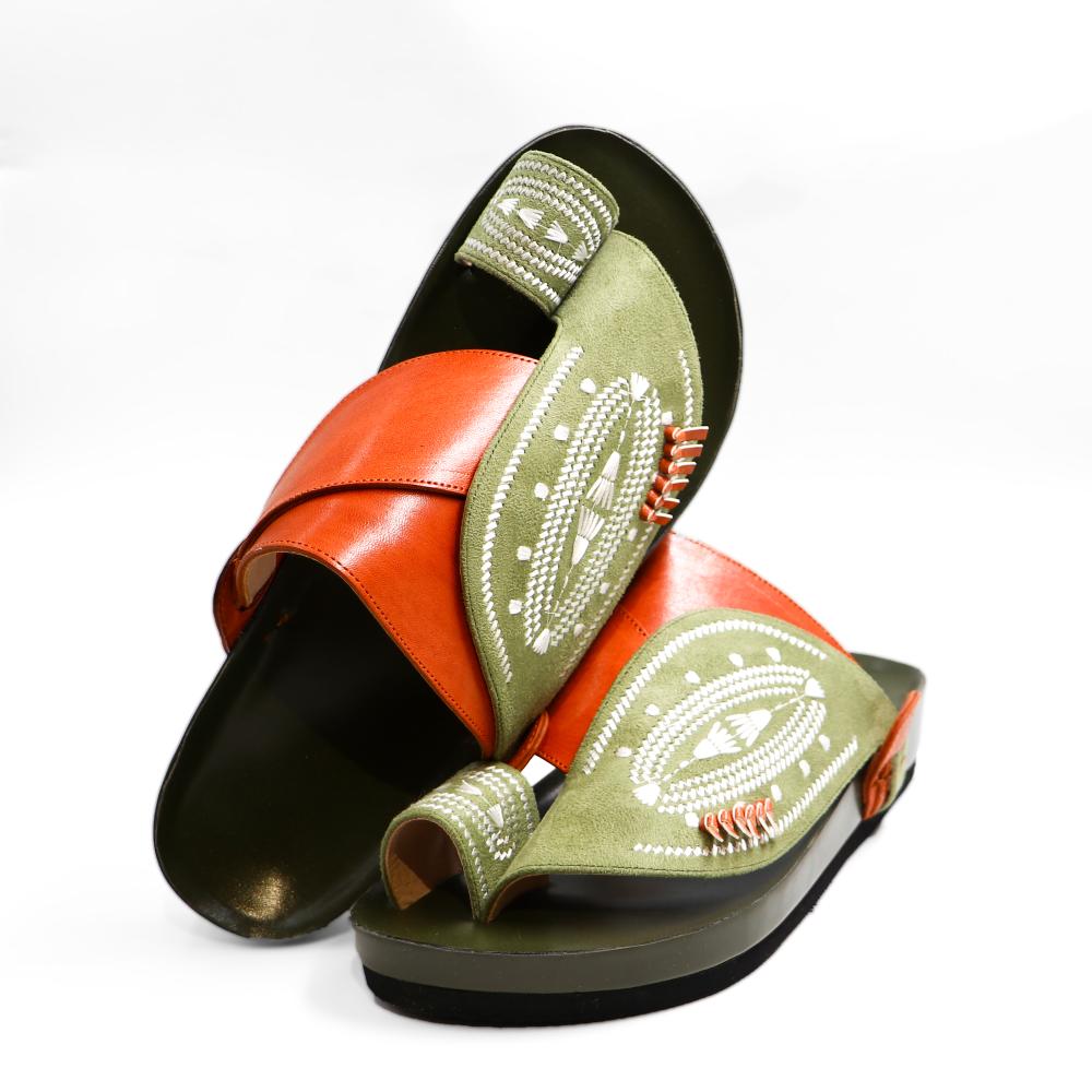 حذاء شرقي طبي مخمل زيتي مطرز