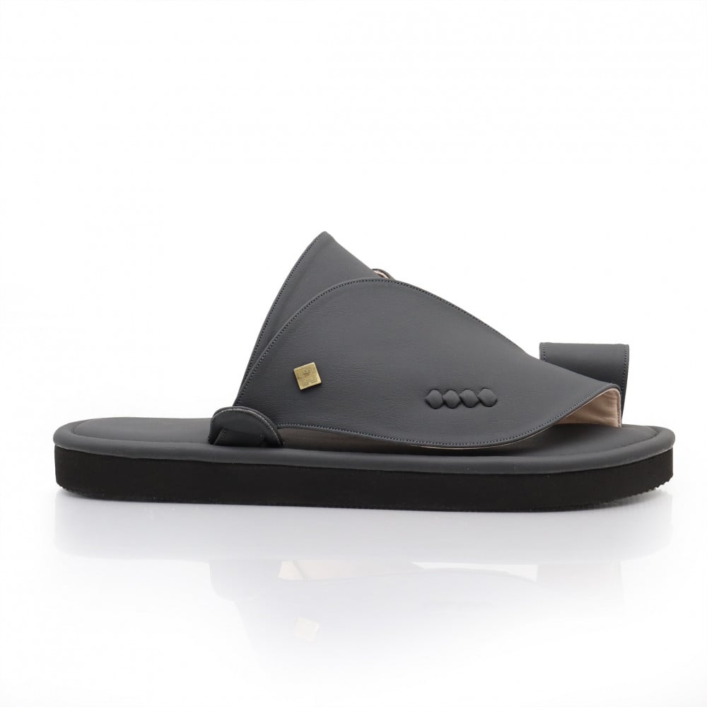 حذاء شرقي جلد أسود ساده.