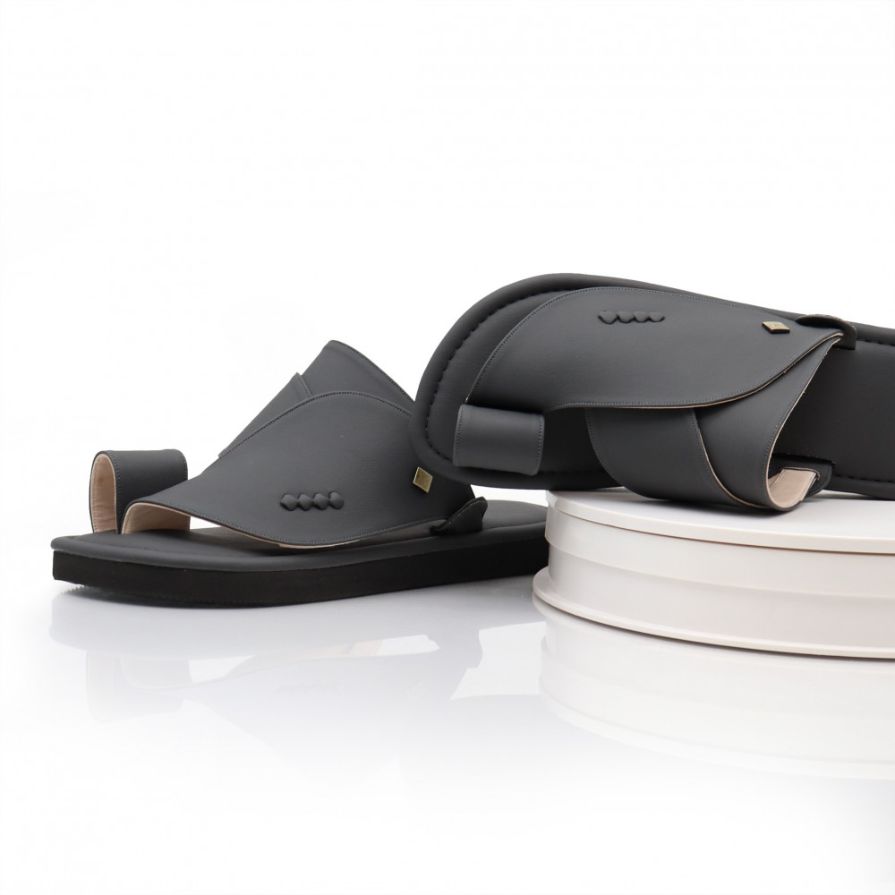 حذاء شرقي جلد أسود ساده.