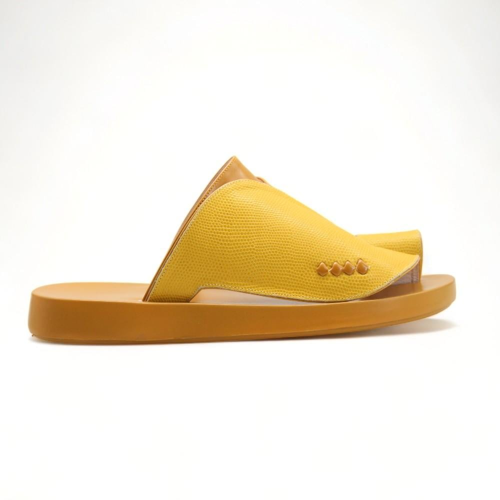 حذاء شرقي اصفر.