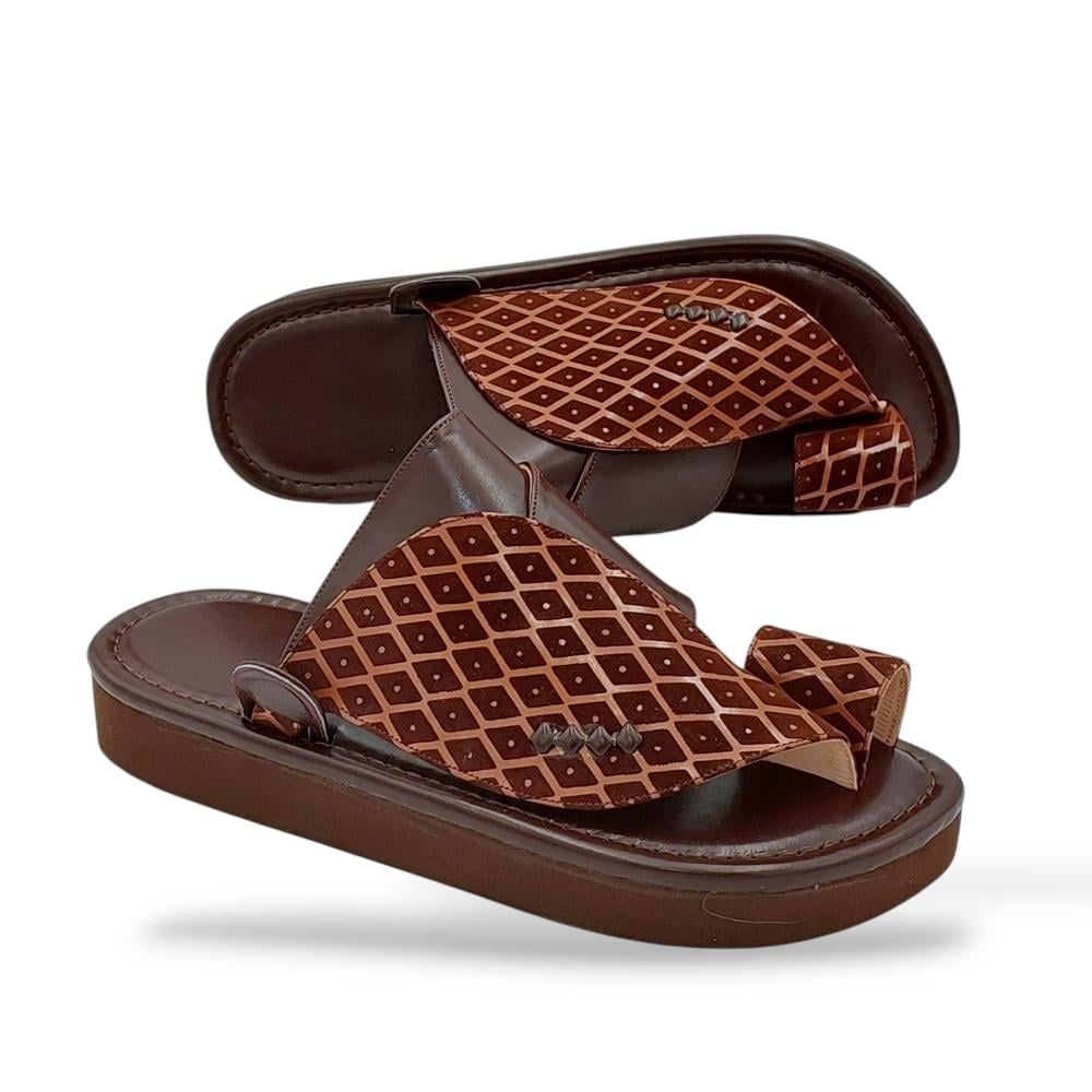 حذاء شرقي قماش بني.