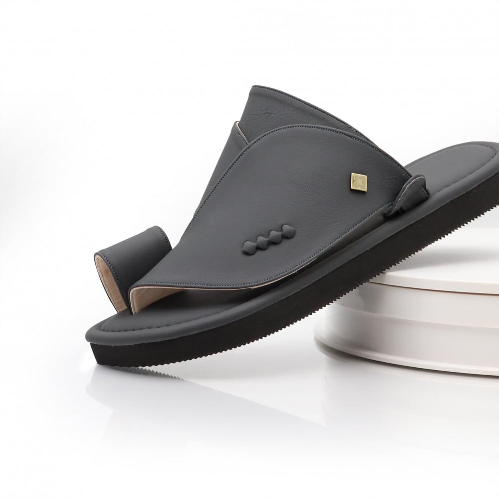 حذاء شرقي جلد أسود ساده.