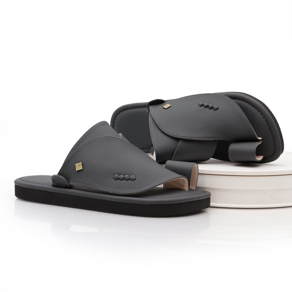 حذاء شرقي جلد أسود ساده.