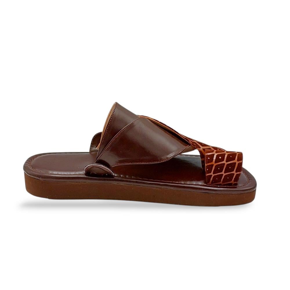 حذاء شرقي قماش بني.