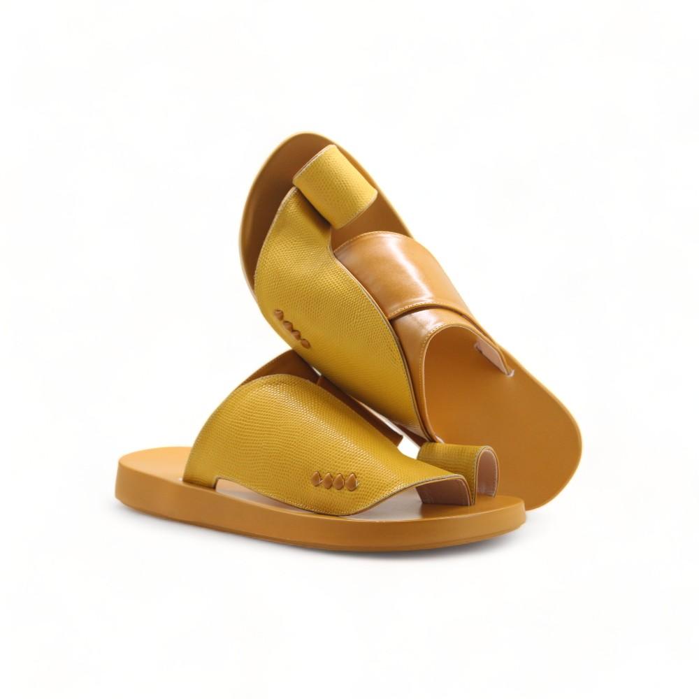 حذاء شرقي اصفر.