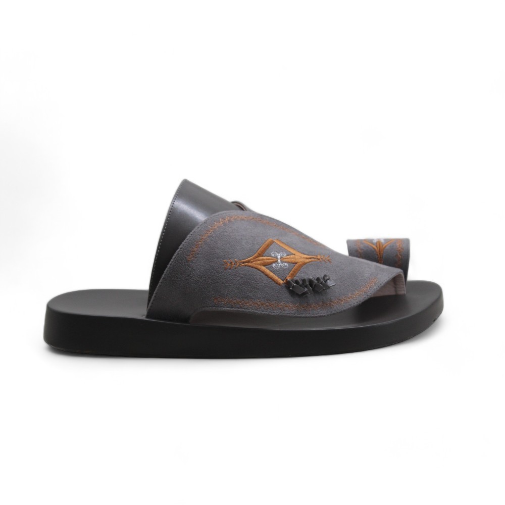 حذاء شرقي مطرز رصاصي.