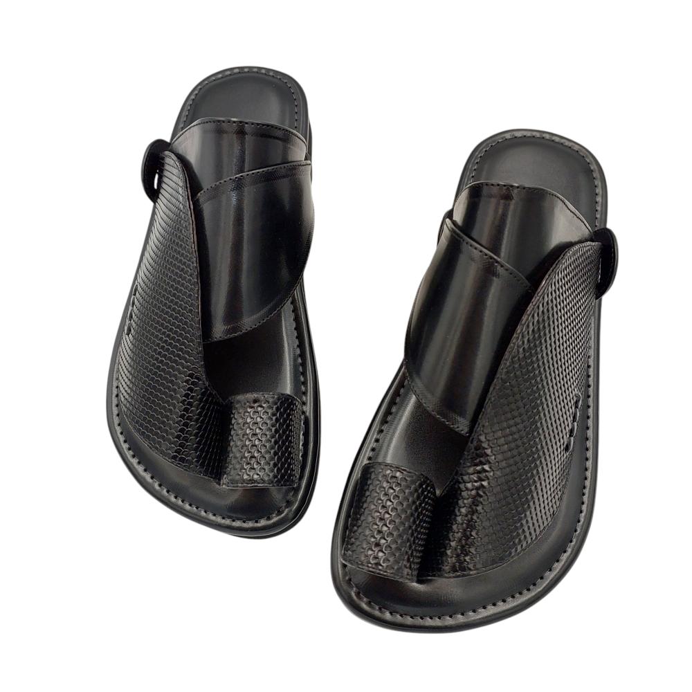 حذاء شرقي اسود مرتفع.